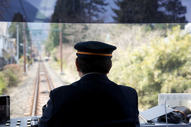 Viel Verantwortung: Ein Zugfahrer in Japan.