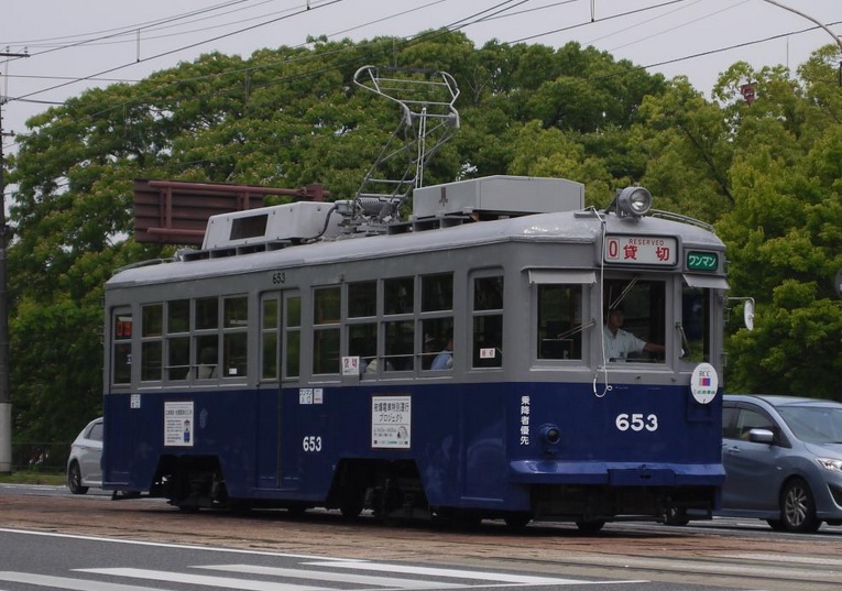 Zurück in der Originalfarbgebung: Die Strassenbahn Nummer 653 in Hiroshima.