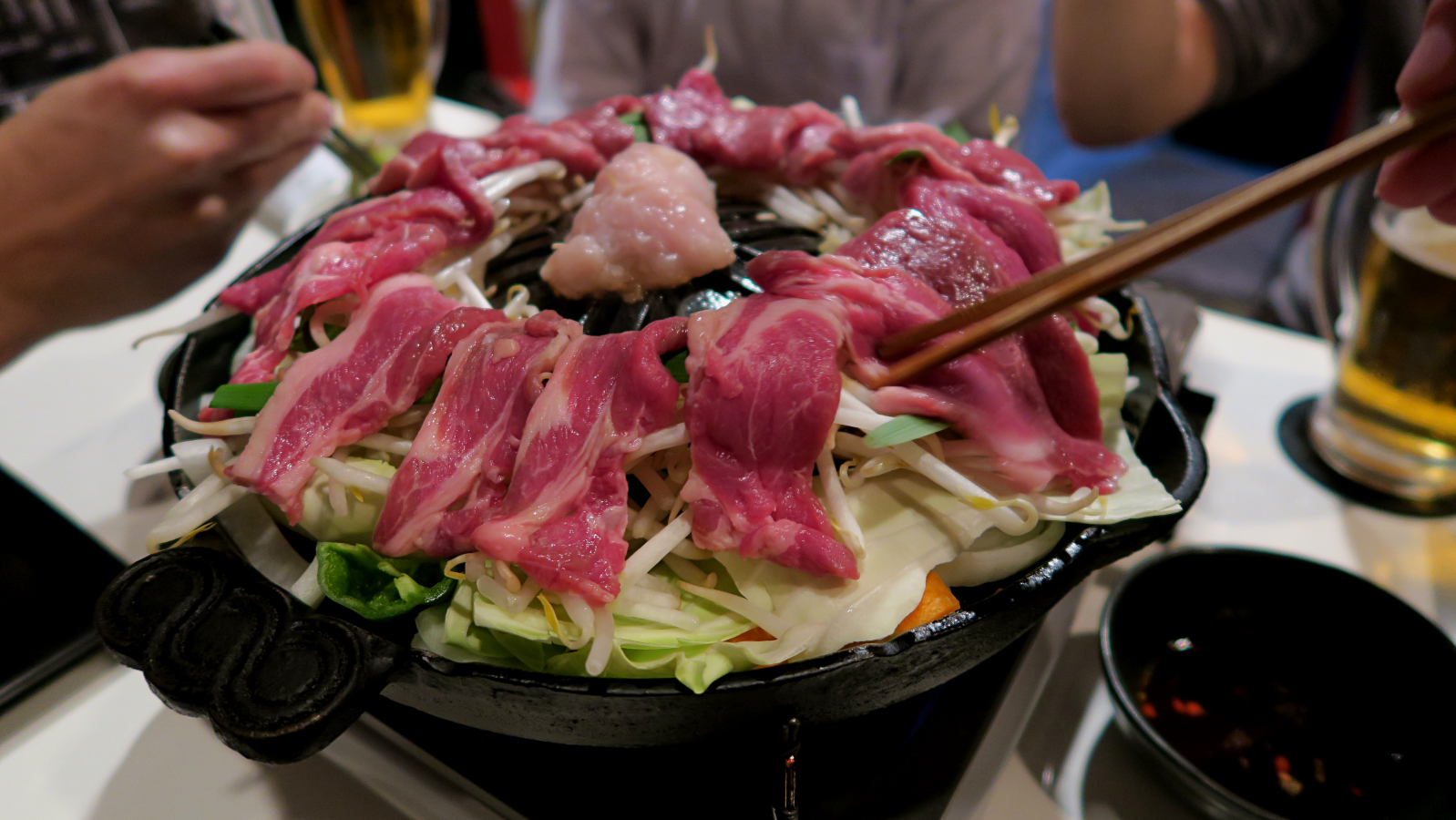 Neben Fleisch gibt es bei Jingisukan auch viel Gemüse.