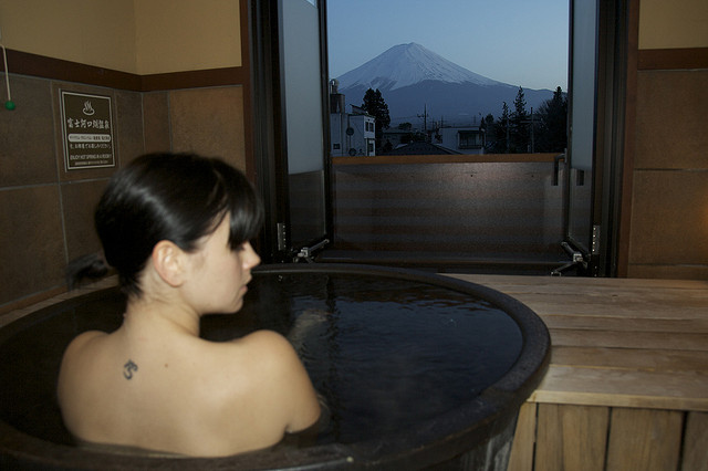 So geht es auch: Mit Tattoo in einem privaten Badebereich mit Blick auf den Fuji.