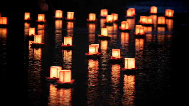 Ein traditionelles Obon-Ritual: Laternen auf dem Fluss.
