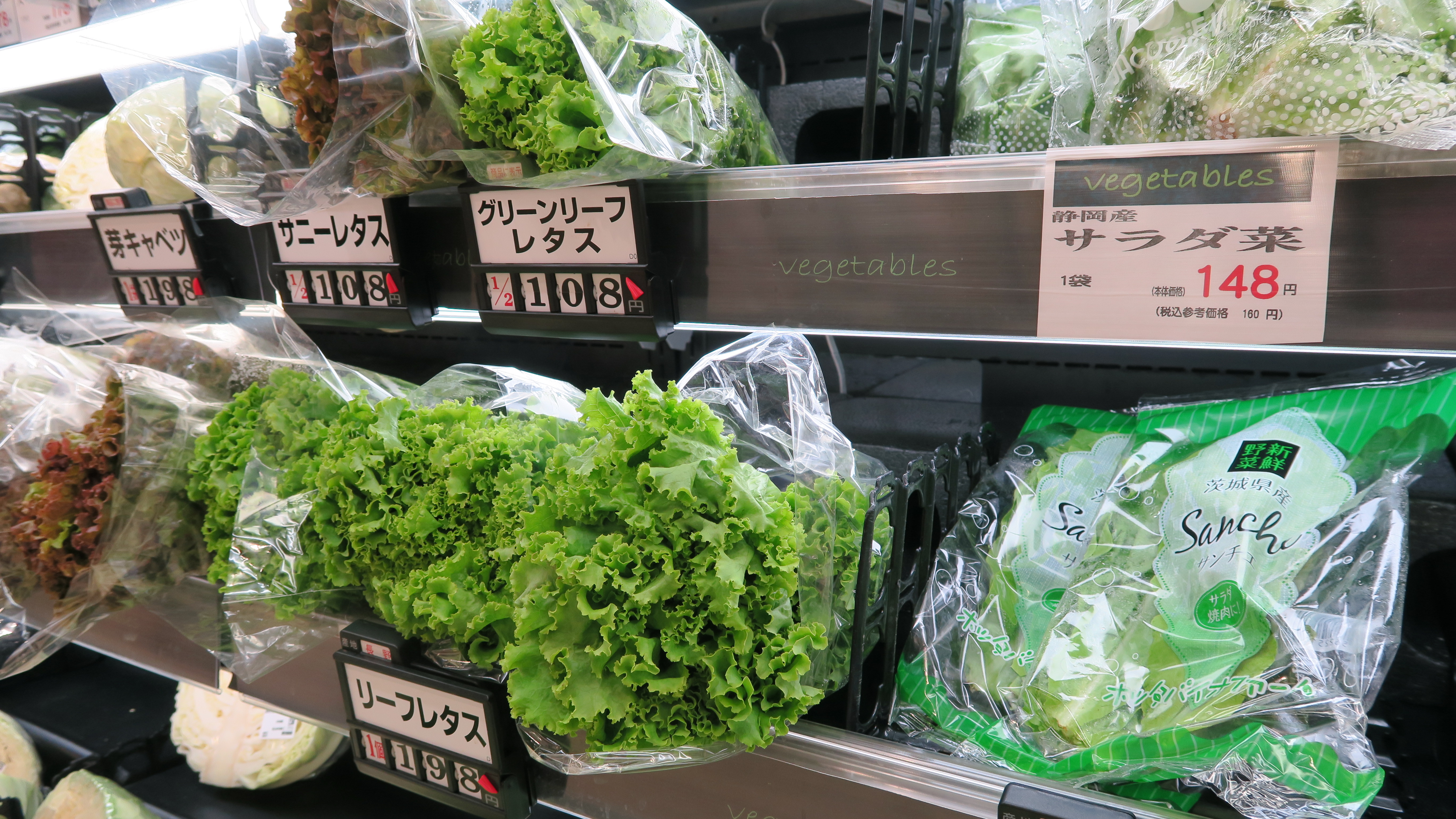 Kopfsalat in einem japanischen Supermarkt.