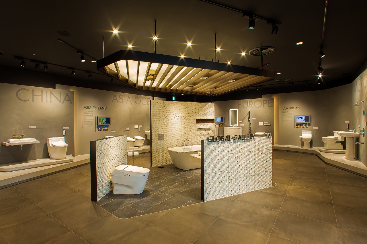 Im neuen Toiletten-Museum von Toto.