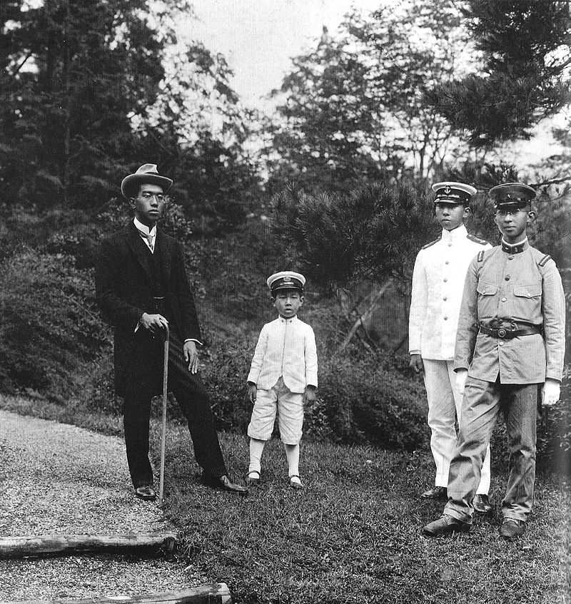 Prinz Takahito (Mikasa) war der Jüngste der vier Söhne des Taisho-Kaisers. Links ist der spätere Kaiser Hirohito zu sehen.