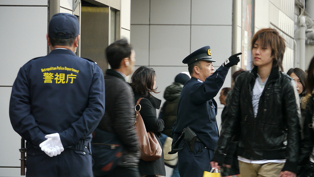 Polizeipräsenz beim Bahnhof Shinjuku in Tokio.