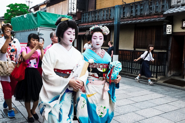 Touristen und Geisha in Kyoto.