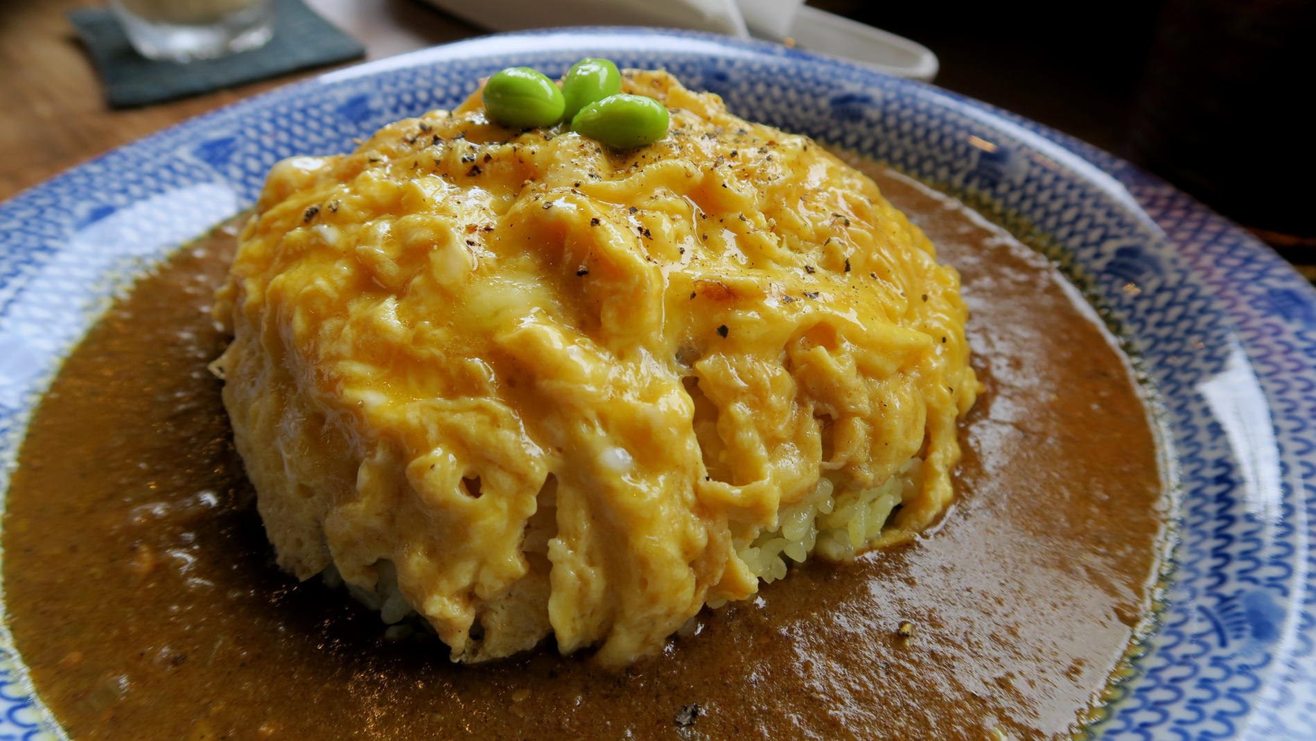 Omu-Rice mit Curry-Sauce im Café Salon Naka-Oku auf Naoshima.