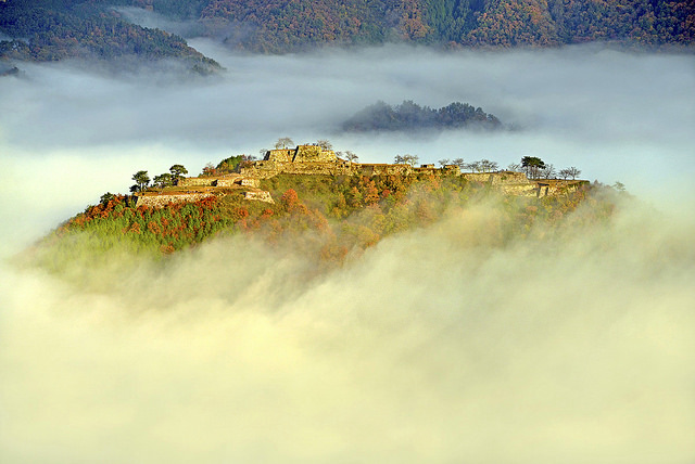 Die Takeda-Burg im Herbst.