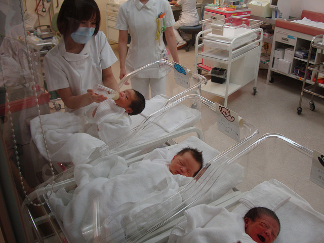Neugeborene in einem Krankenhaus in Tokio.