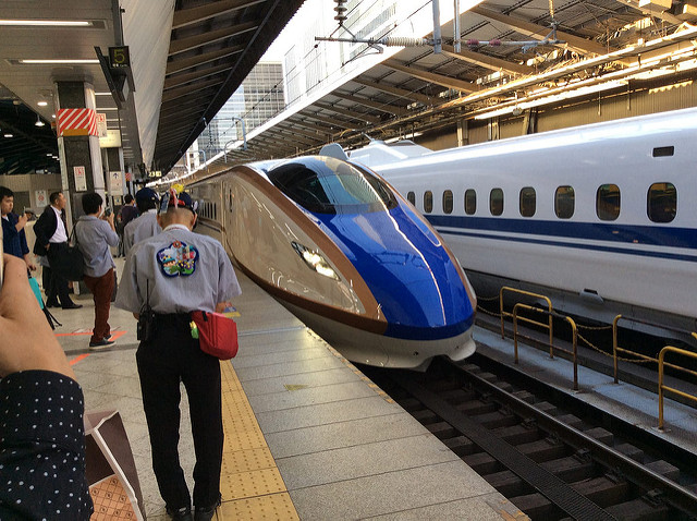 Blau-gold: Der Hokuriku-Shinkansen.