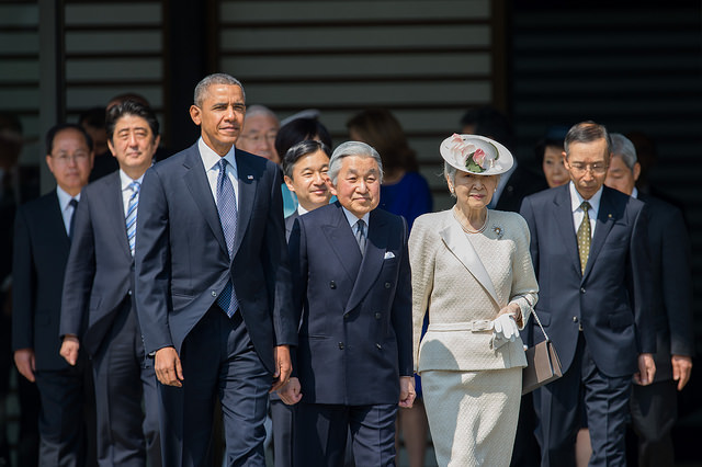 Obama trifft bei seiner Staatsvisite in Japan am 24. April 2014 die Kaiserfamilie und Premierminister Abe.