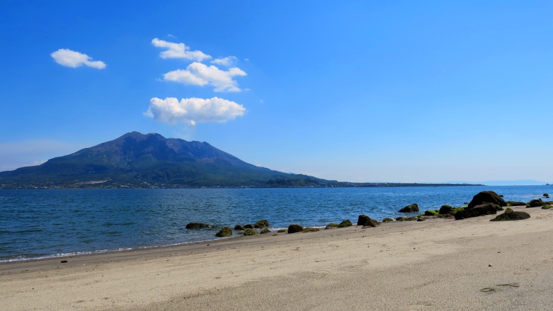 Bis in den Süden von Kyushu: Der Vulkan Sakurajima bei der Grossstadt Kagoshima.