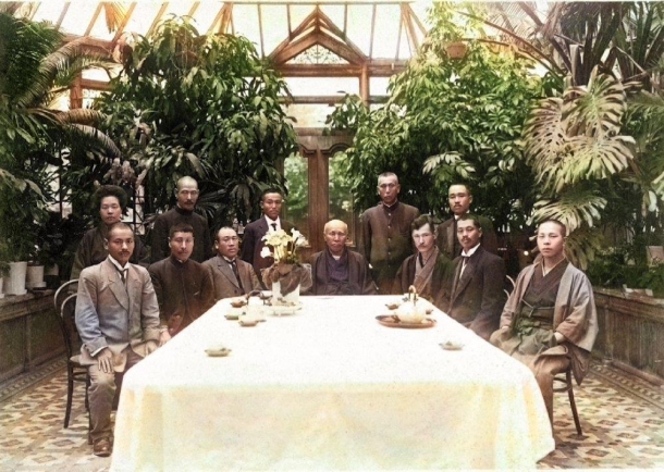 Okuma mit Besuchern in den 1910er-Jahren.