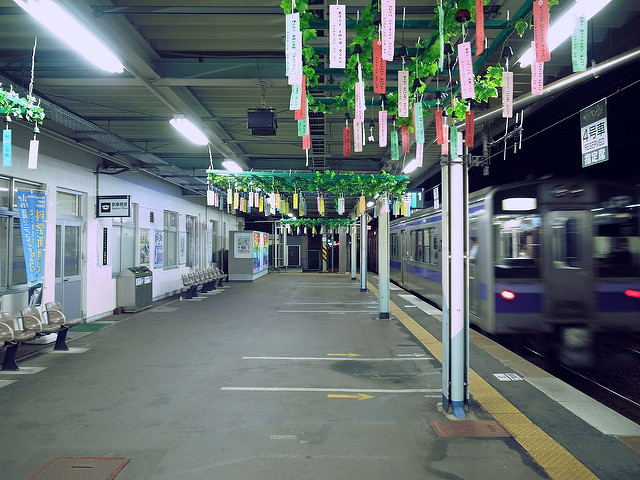 Der kühlende Klang: Windglöckchen in einem Bahnhof in Japan.