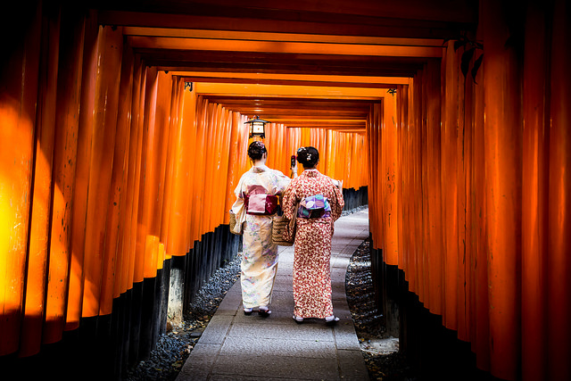 Ein Torii-Weg im Fushimi-Inari-Schrein in Kyoto.