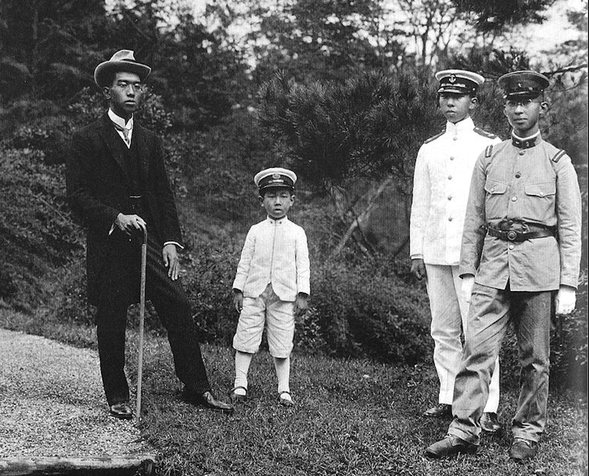 Im Zentrum der Geschichte: Prinz Takahito (Mikasa) war der Jüngste der vier Söhne des Taisho-Kaisers. Links ist der spätere Kaiser Hirohito zu sehen.