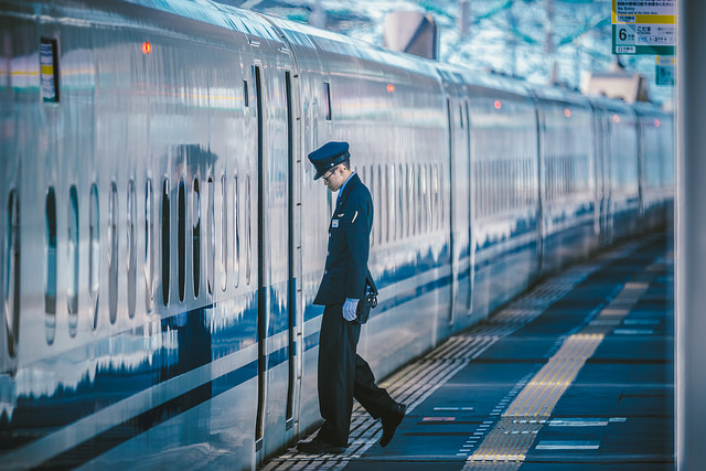 Kein einfacher Job: Ein Bahnangestellter in Japan.