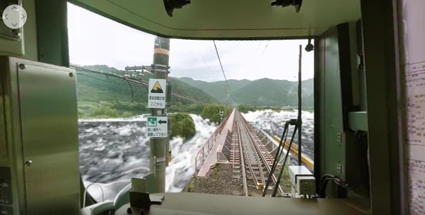 Aus der virtuellen Realität: Ein Tsunami rast auf einen Zug zu.