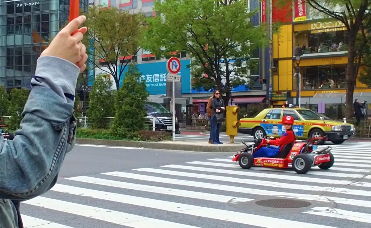 Das Super-Mario-Gefühl: Eine MariCar-Fahrerin in Shibuya.
