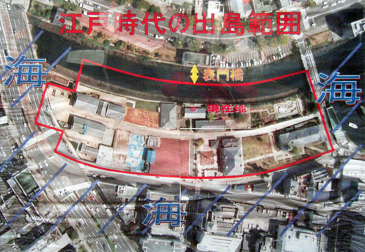 Die heutige Lage von Dejima. Rot ist die ehemalige Form der Insel gekennzeichnet.
