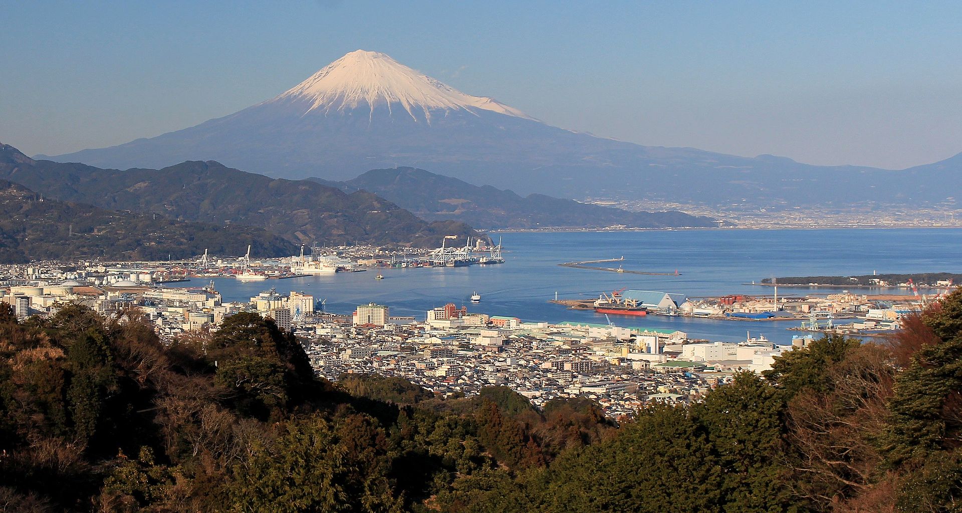 Shizuoka und der Fuji im Hintergrund.