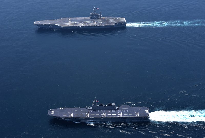 Die Izumo im Vergleich mit dem Flugzeugträger USS George Washington.