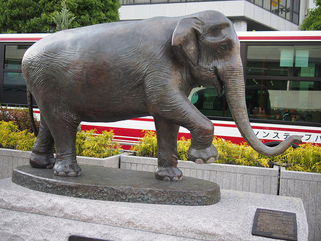 Die neue Statue von Hanako vor dem Bahnhof Kichijoji in Musashino.