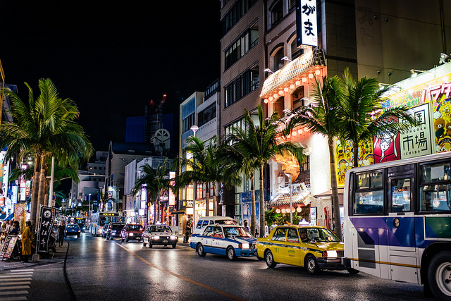 Nacht in Naha, der Hauptstadt der Präfektur Okinawa.