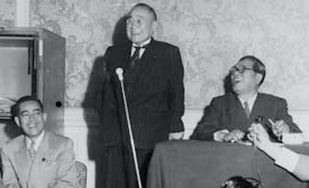 Zwei historische Premiers: Sato Eisaku (ganz links) und Yoshida Sigeru (Mitte) auf einem Foto von 1953.