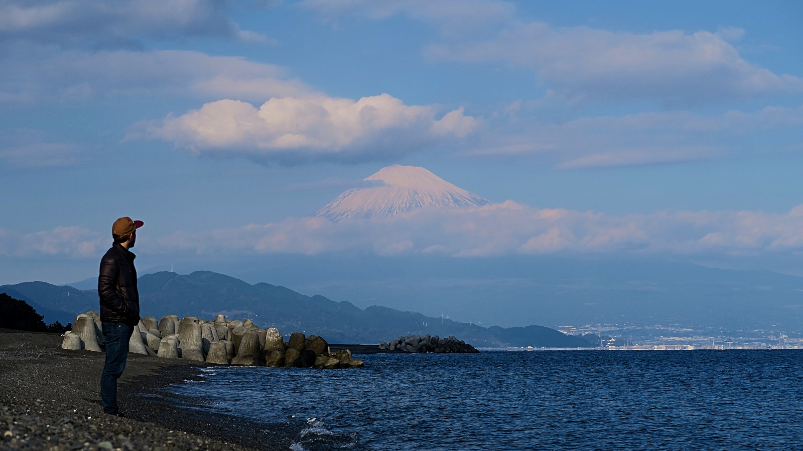 Der Blick auf den Fuji vom Meer.
