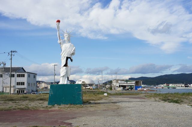 Die Freiheitsstatue von Ishinomaki wenige Monate nach dem Tsunami von 2011.