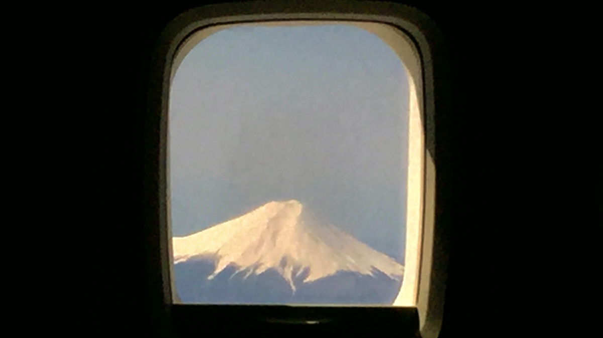 Blick auf den Fuji aus dem Flugzeug.