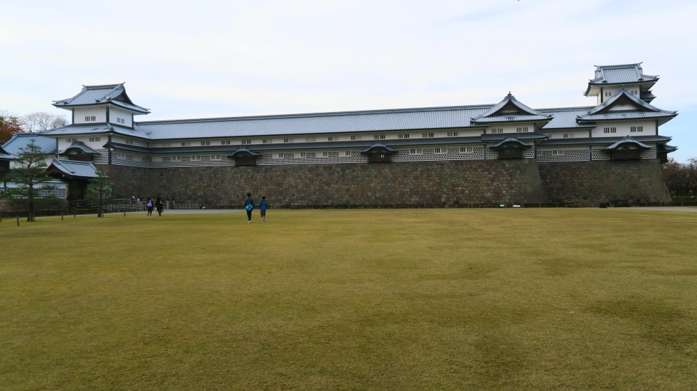 Wiedererbaut: Gojukken Nagaya im Burgpark von Kanazawa.