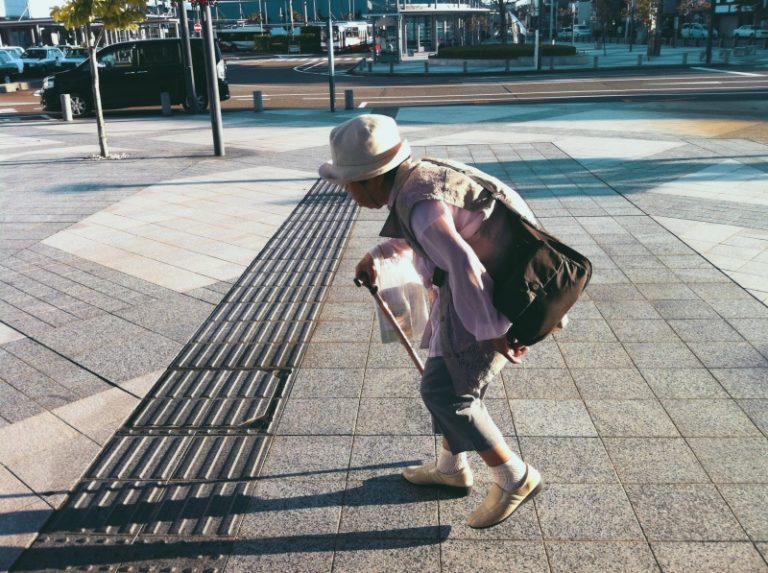 Eine ältere Dame in Japan.