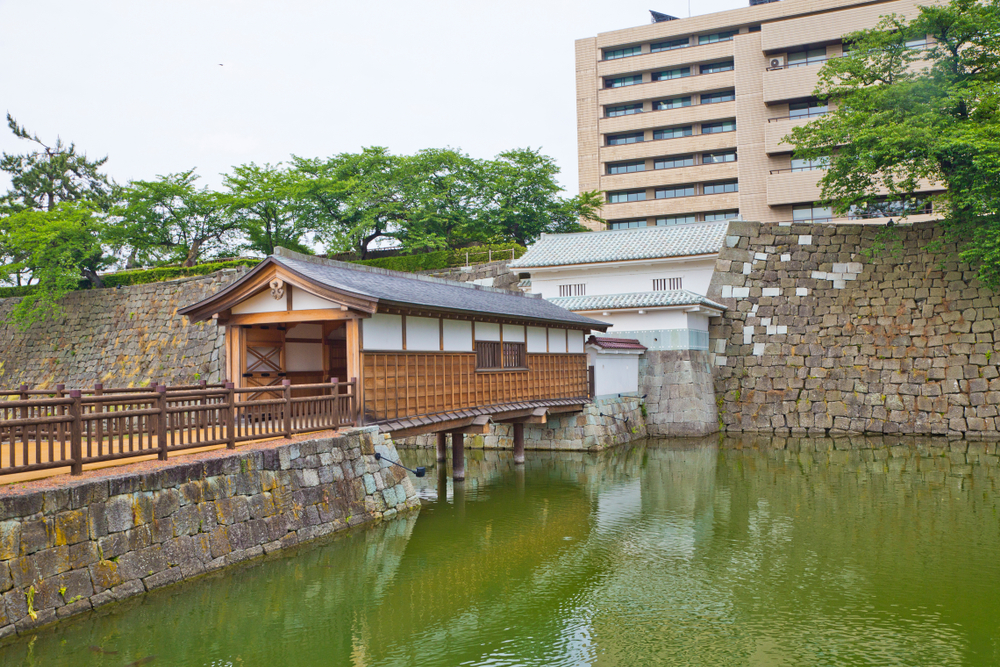 Eine Burgruine und Regierungssitz in einem: In Fukui City.
