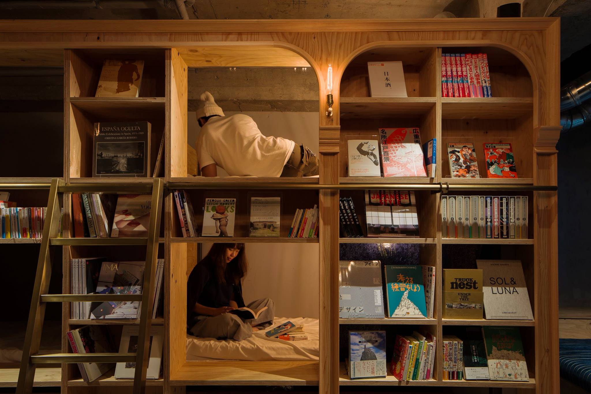 Zwischen den Bücherregalen einschlafen.