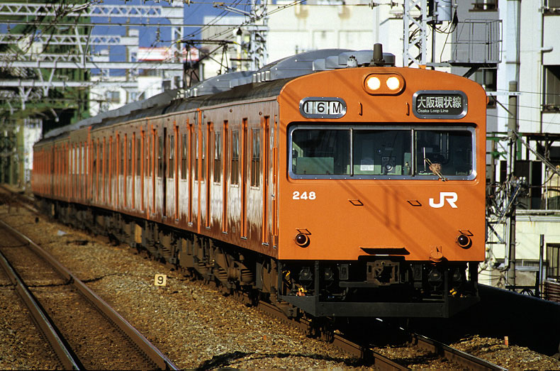 Die 103-Serie im Einsatz auf der Osaka Loop Line.