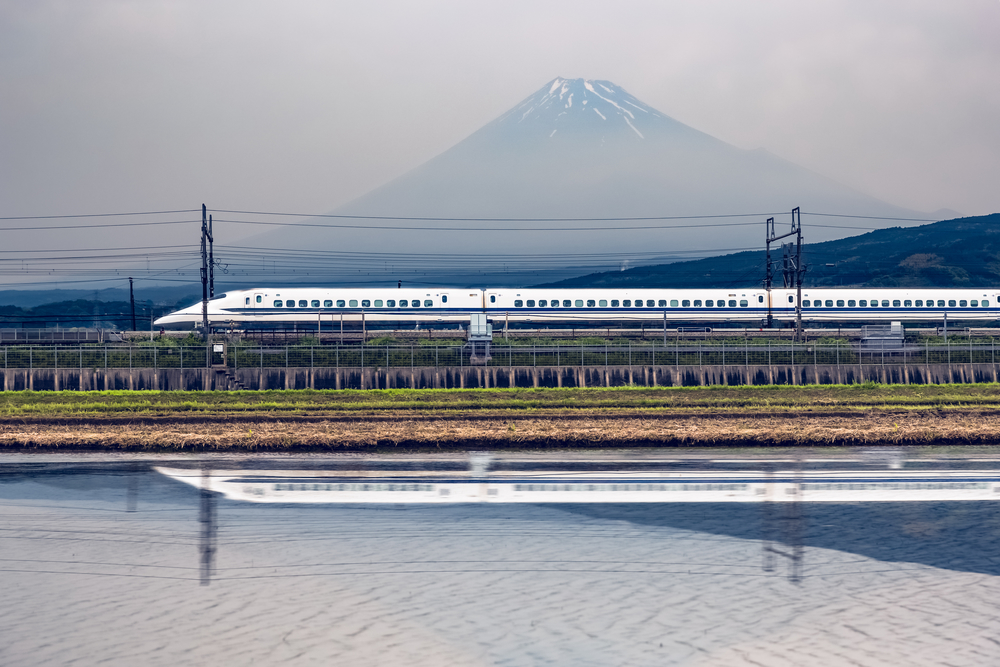 Der Shinkansen mit dem Fuji im Hintergrund.