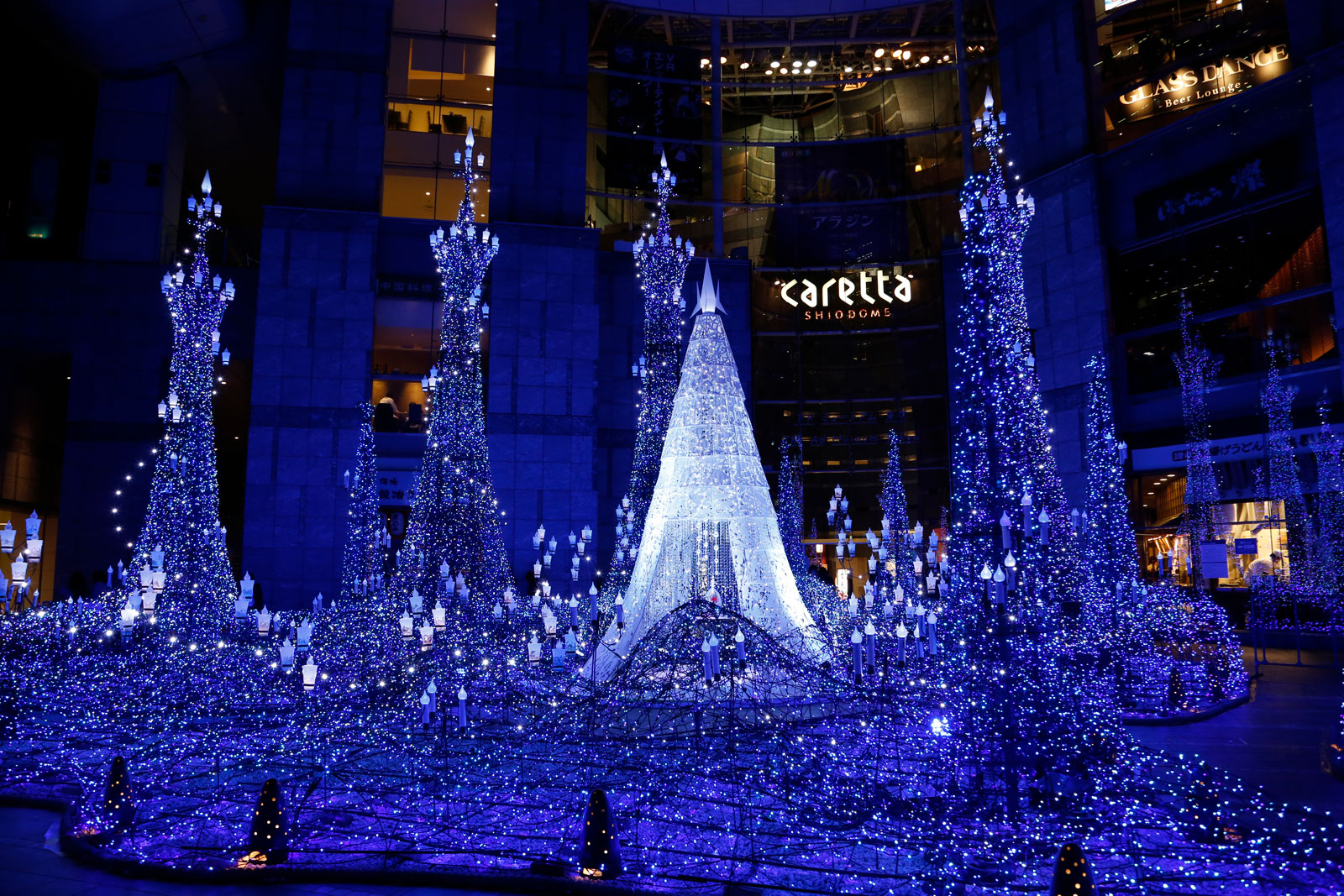 Lichtspektakel im Einkaufszentrum Caretta Shiodome.