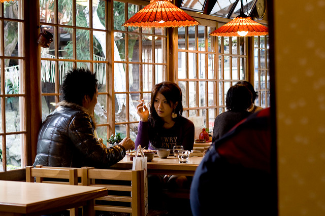 In Japan darf man in den meisten Restaurants und Bars noch immer rauchen.
