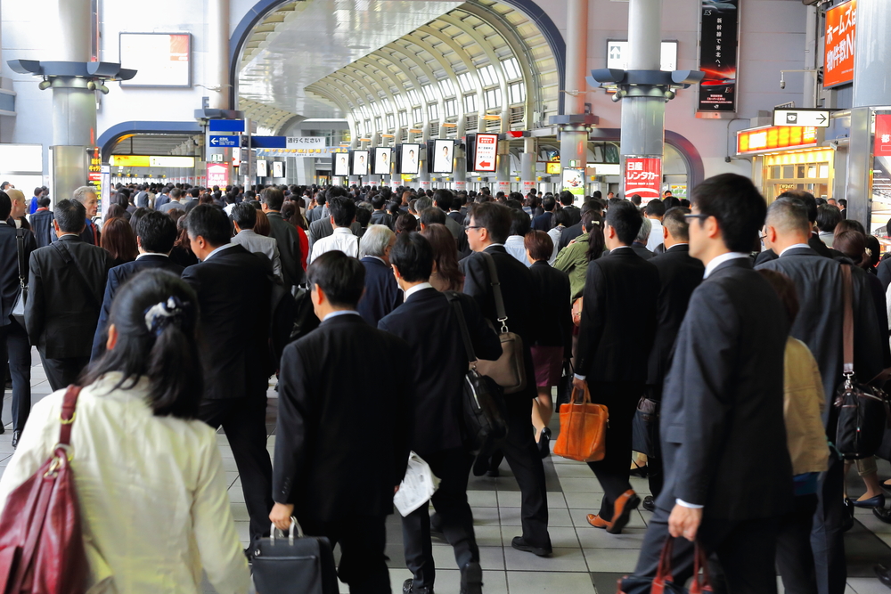 Rushhour im Bahnhof Shinagawa in Tokio.