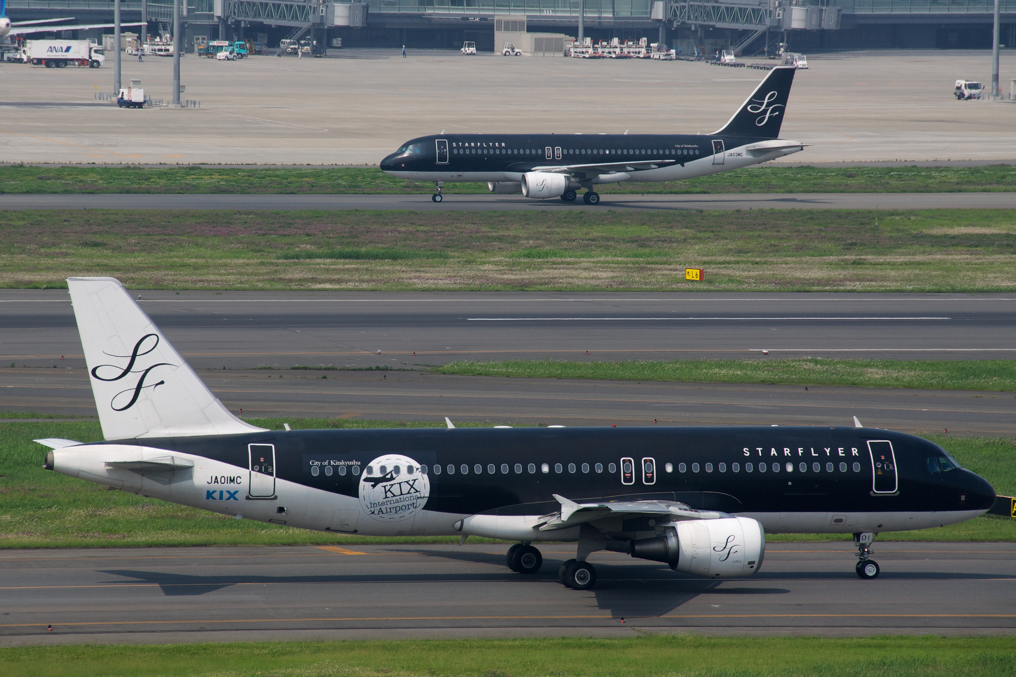 Die schwarzen Flugzeuge von StarFlyer.