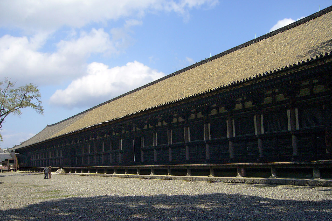 Die lange Haupthalle des Sanjūsangendō.
