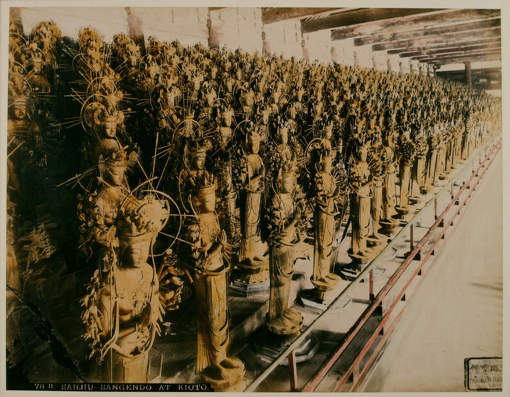 Die 1001 Kannon-Statuen auf einem historischen Foto.