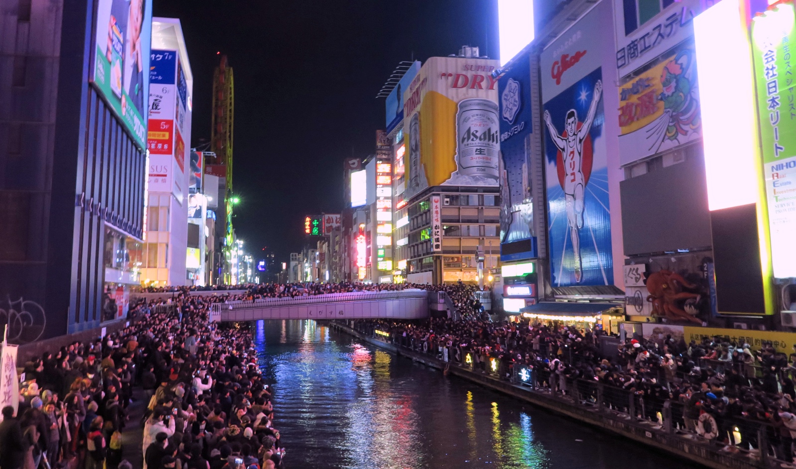 Neujahr beim Dotonbori-Kanal in Osaka.