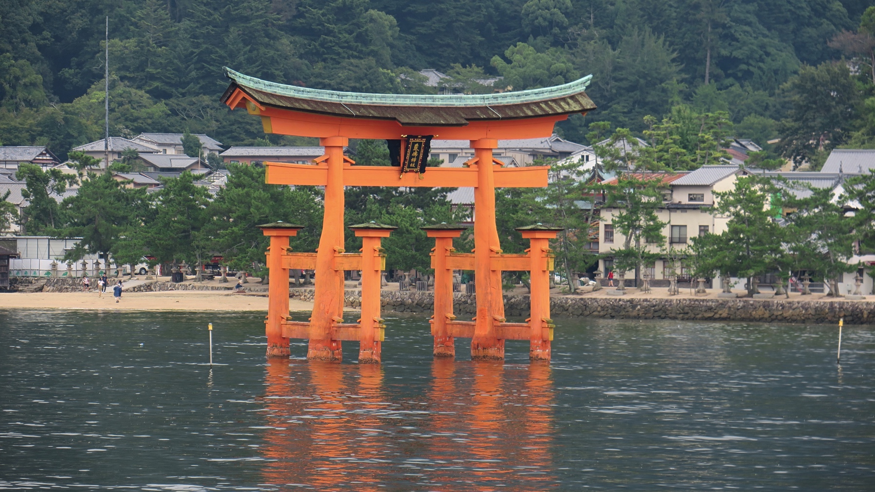 Das berühmte Torii des Itsukushima-Schreins.