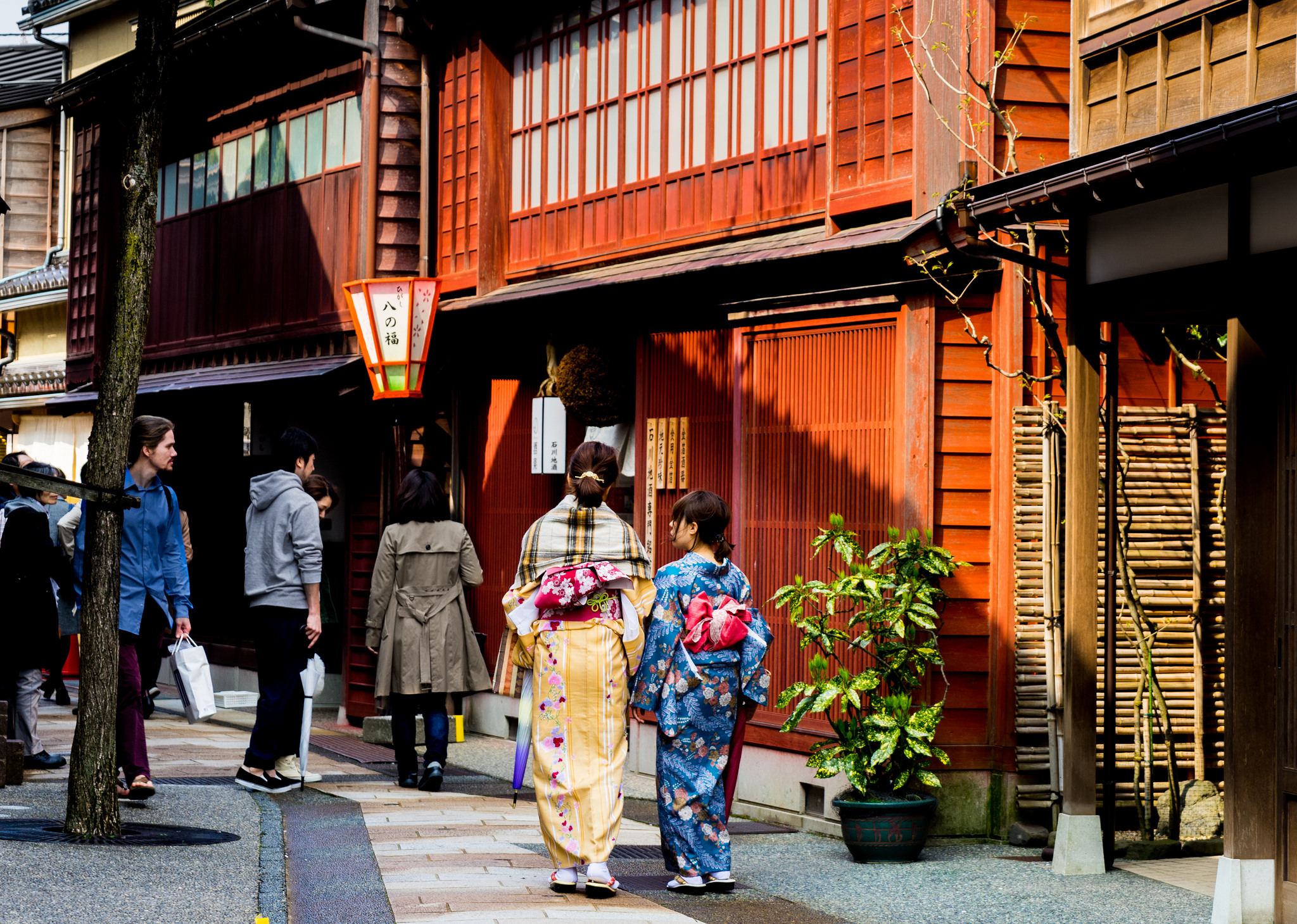 Im Kimono durch Kanazawa.