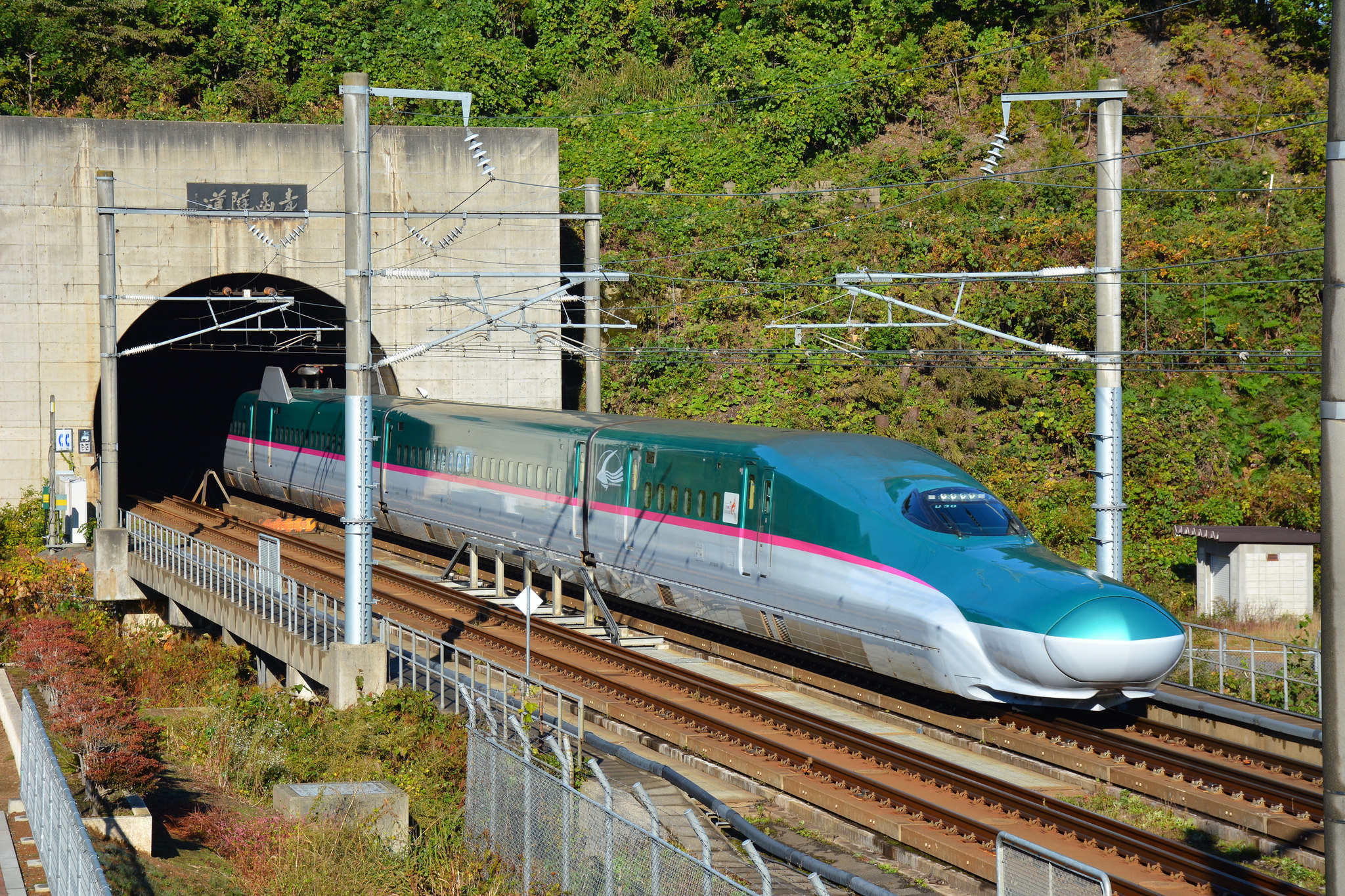 Der Hokkaido-Shinkansen fährt aus dem Seikan-Tunnel.