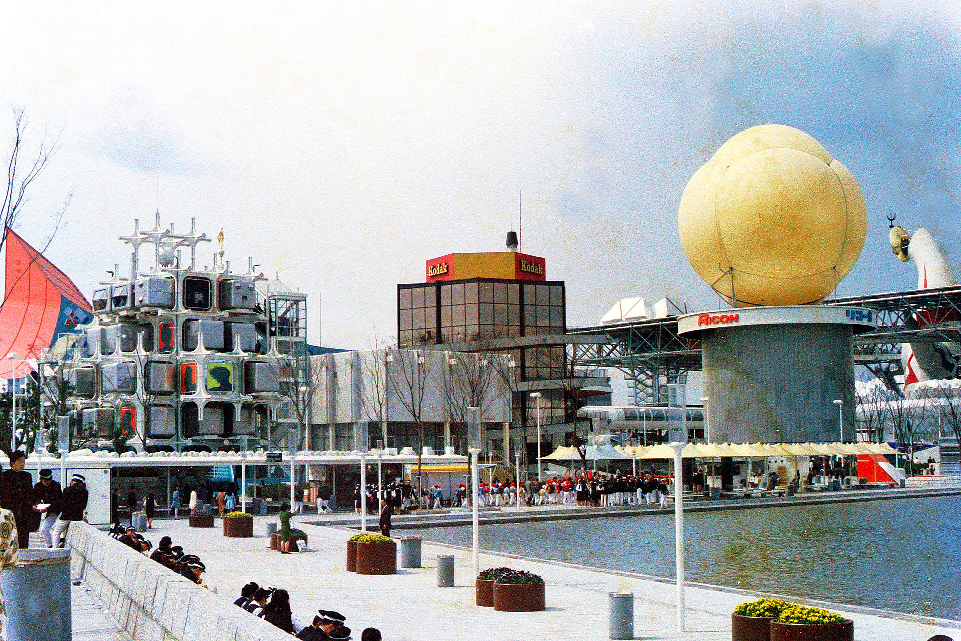 Die Expo 1970 in Osaka. Rechts der Sonnenturm.