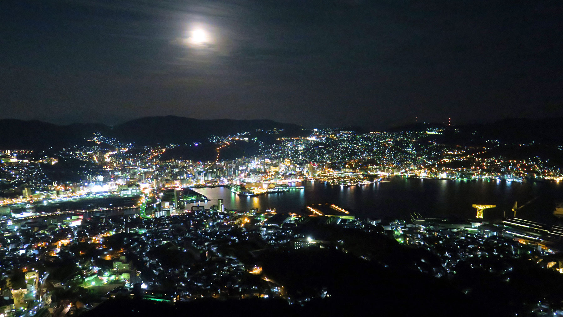Die nächtliche Sicht auf Nagasaki.